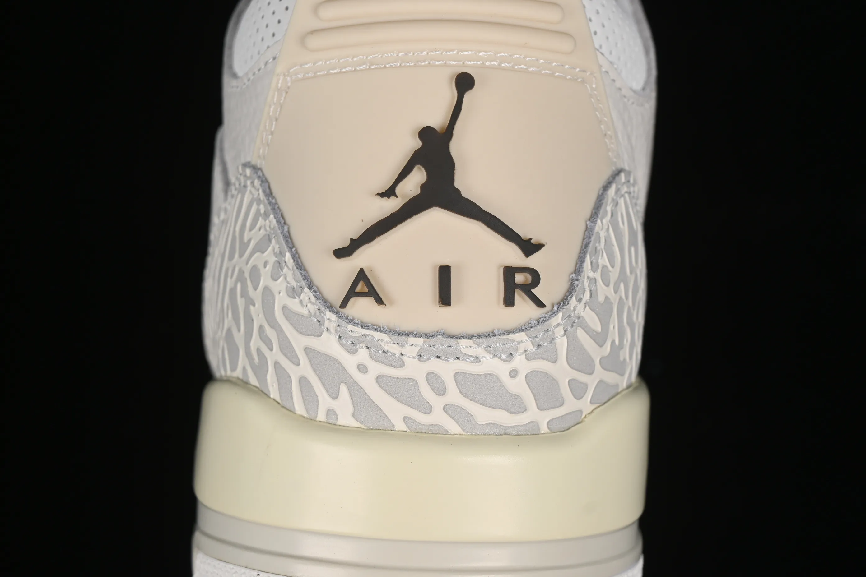 All categories Air Jordan Jordan series basketball shoes Air Jordan 3 Travis Scott x Air Jordan 3 Retro "Cactus Jack" AJ3 Joe 3 joint cream off-white barb basketball shoes 136064-668